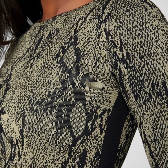 NWT Fabletics Kamila Snakeskin Seamless Athletic Top Green Black Size Medium - Picture 3 of 9